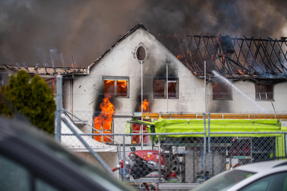Die Flammen frassen sich schnell durch das Fabrikgebäude. Flammen schlagen aus einem brennenden Gebäude.